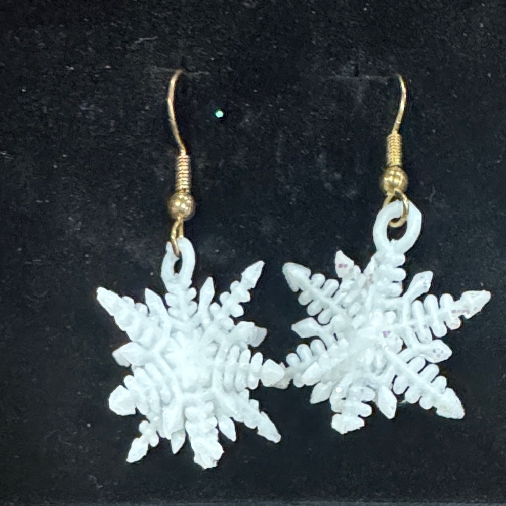 Elegant Snowflake Earrings in White and Gold‎